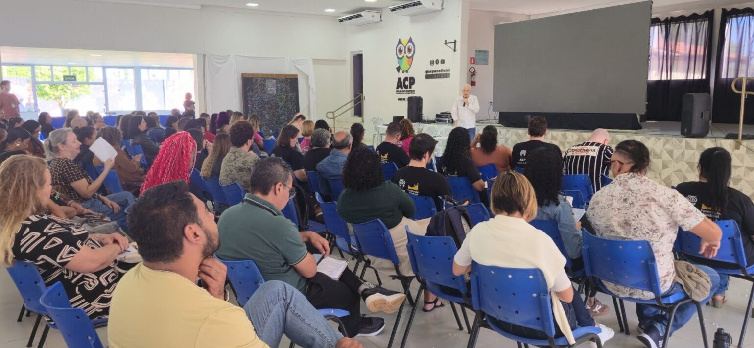 Professores reunidos em atividade de formação política