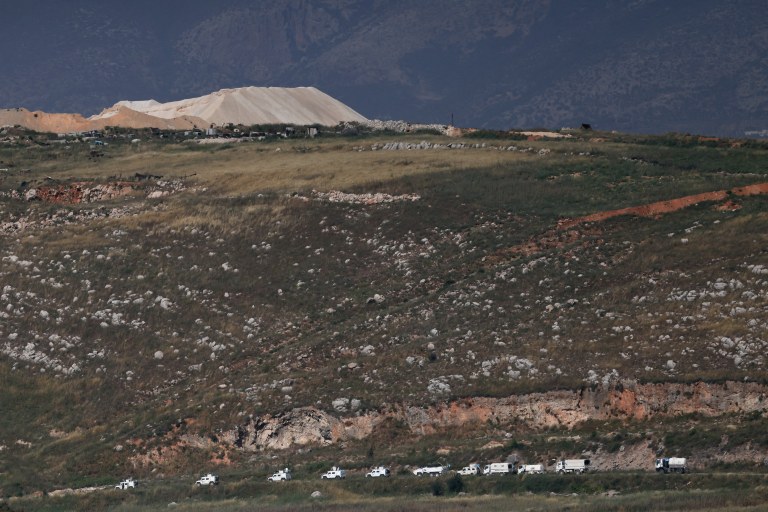 Um comboio da ONU no sul do Líbano, perto da fronteira entre Israel e Líbano, visto do norte de Israel, em 2 de junho de 2026