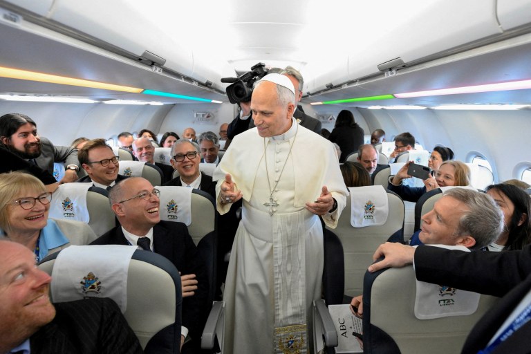 Papa Leão XIV fala aos jornalistas a bordo do voo papal de Roma para Madri, em 6 de junho de 2026, por ocasião de sua viagem apostólica à Espanha em 6 de junho de 2026.