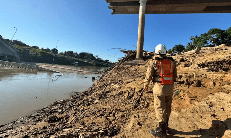 Ponte desabou no município de Sena Madureira, no Acre, a 137 quilômetros da capital Rio Branco.