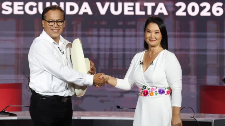 Keiko Fujimori cumprimenta Roberto Sanchez, seu adversário no segundo turno, durante um debate televisionado em Lima, Peru, em 31 de maio