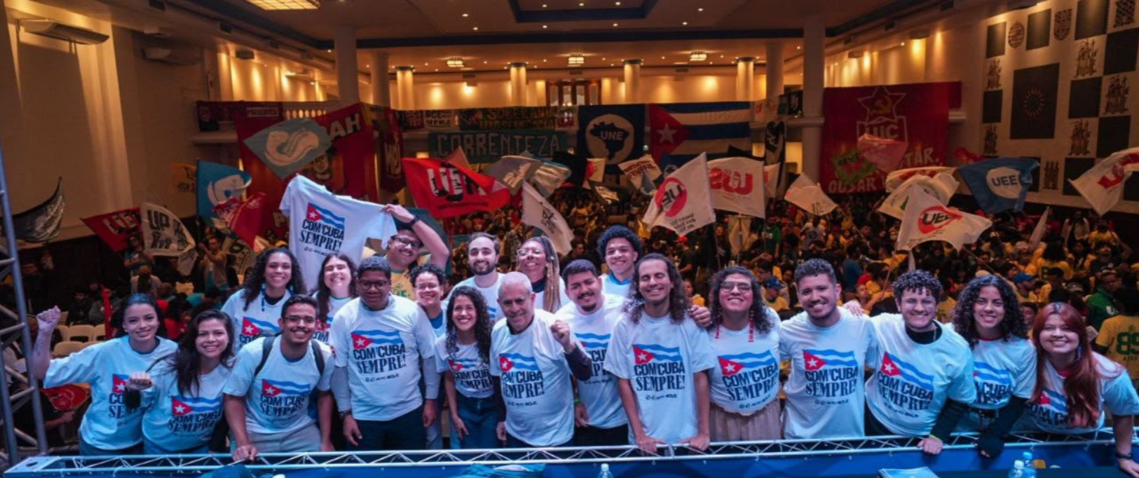 O embaixador Victor Cairo e o cônsul geral em São Paulo, Benigno Perez, com as lideranças estudantis brasileiras no Coneg da UNE
