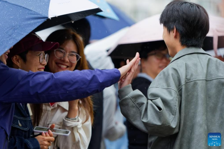 O exame nacional de ingresso ao ensino superior deste ano, também conhecido como "gaokao", começou neste domingo em toda a China.