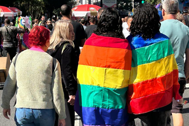Pessoas participam da Parada do Orgulho LGBT+.