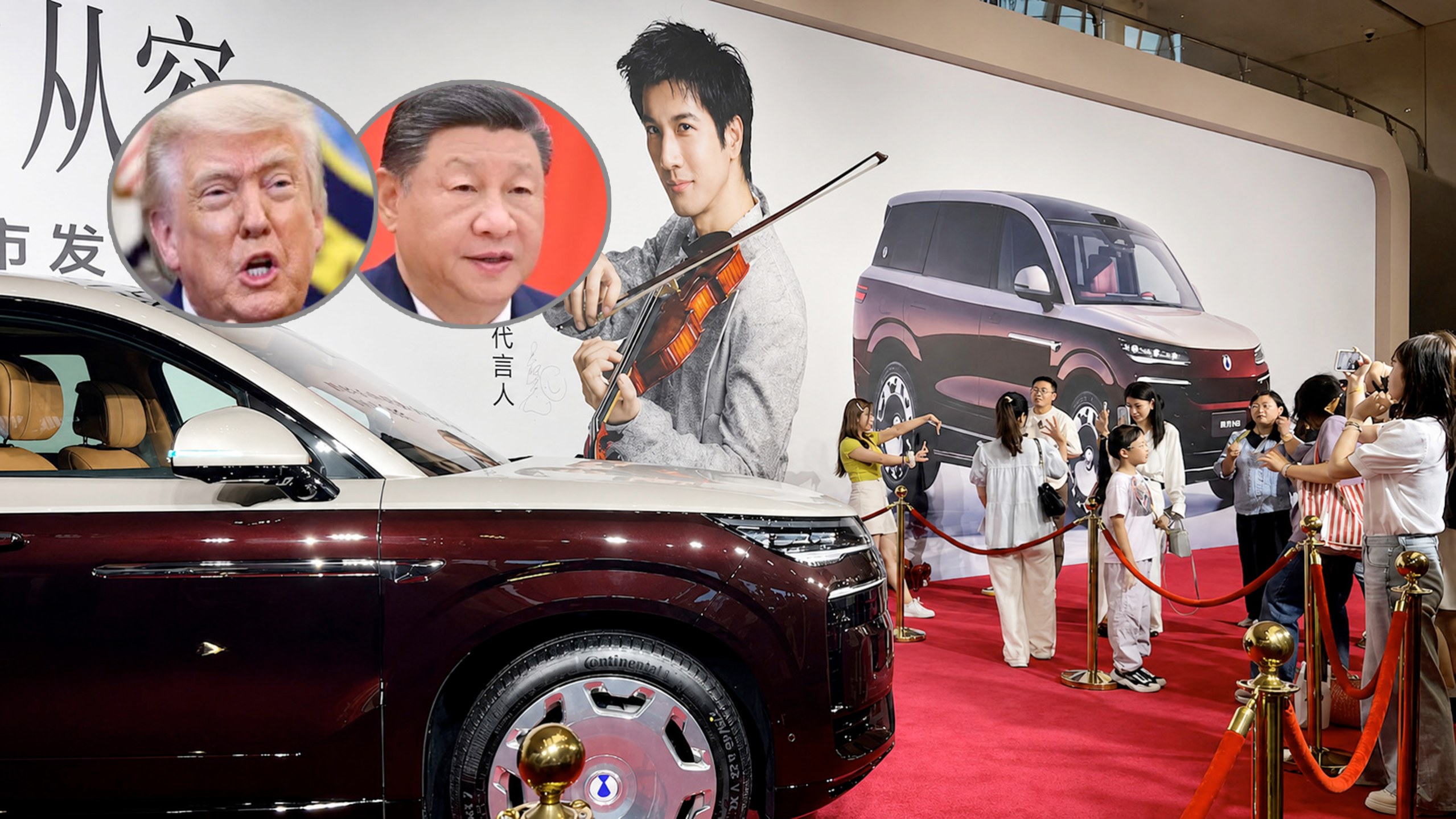 Donald Trump, Xi Jinping e pessoas ficam próximas ao recém-lançado veículo elétrico N9, da marca premium Denza, da BYD, exibido em um evento de lançamento em Guangzhou, na província de Guangdong, na China