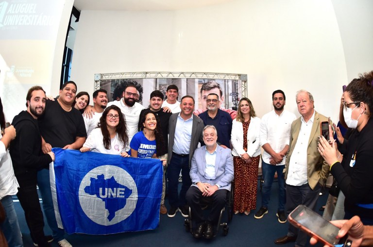 Prefeito Rodrigo Neves junto com outras lideranças