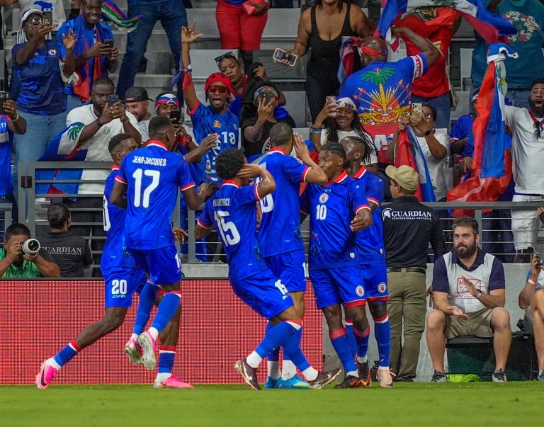 Wilson Isidor, atacante do Haiti, comemora gol contra o Peru em amistoso