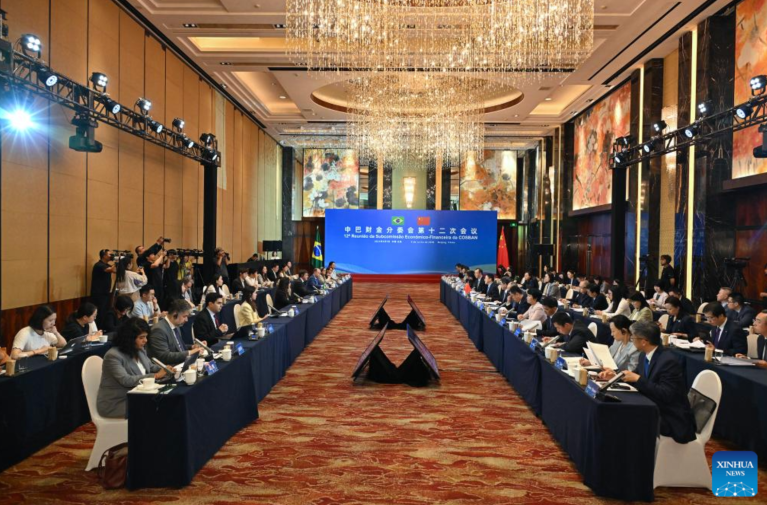 Esta foto, tirada em 9 de junho de 2026, mostra uma cena da reunião da subcomissão financeira do Comitê de Coordenação e Cooperação de Alto Nível China-Brasil, em Pequim, capital da China. Na reunião, as duas partes realizaram debates aprofundados sobre temas como a situação macroeconômica global e a situação macroeconômica China-Brasil, cooperação nos setores bancário, de seguros, de mercados de capitais e de financiamento do comércio, cooperação em financiamento agrícola, investimento e financiamento sustentáveis ​​e cooperação financeira e econômica multilateral.