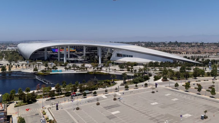 Uma vista aérea feita por drone mostra o SoFi Stadium enquanto Los Angeles se prepara para a Copa do Mundo da FIFA de 2026, coorganizada por Estados Unidos, Canadá e México, em Inglewood, Califórnia, EUA, em 11 de maio de 2026