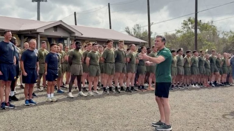 O secretário de Defesa dos Estados Unidos, Pete Hegseth, discursa para militares na base naval dos EUA na Baía de Guantánamo, em Cuba, em imagem extraída de vídeo gravado em 10 de junho de 2026