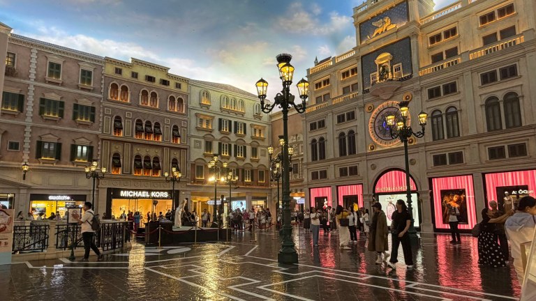 Shopping-center inspirado em Veneza em um dos cassinos de Macau