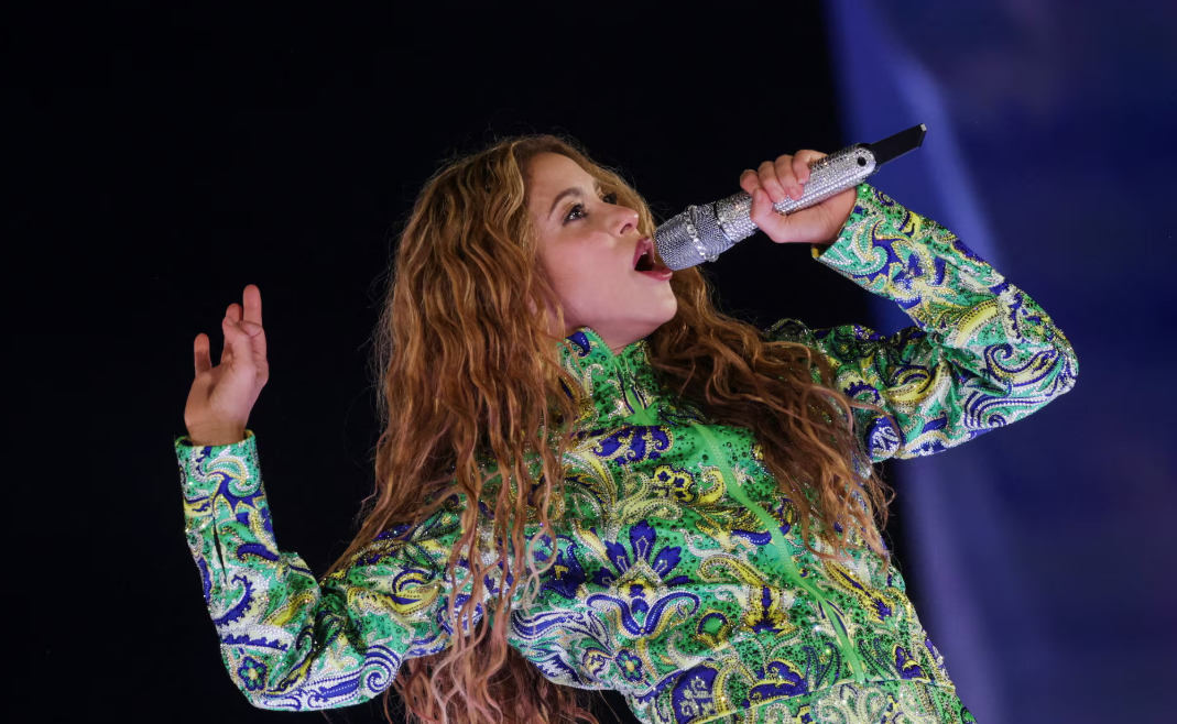 Shakira se apresenta durante um show ao ar livre na praia de Copacabana, no Rio de Janeiro, Brasil, em 2 de maio de 2026