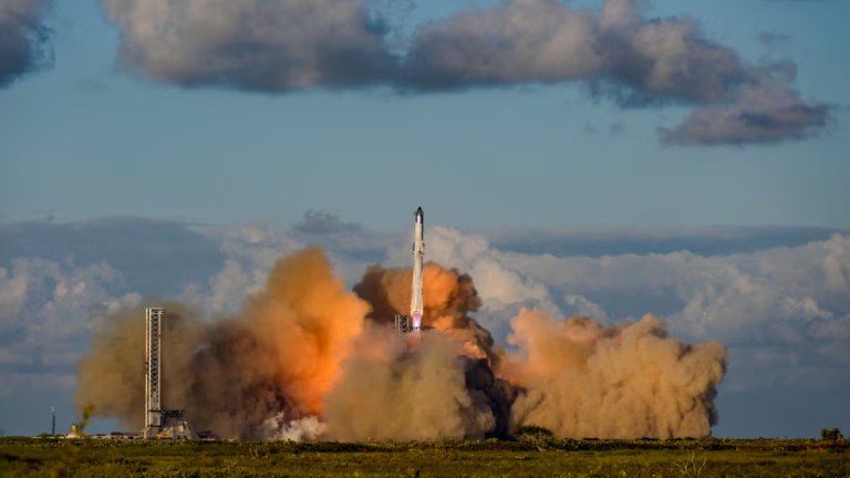 Um propulsor Super Heavy da SpaceX, transportando a espaçonave Starship, decola em seu 11º voo de teste na plataforma de lançamento da empresa em Starbase, no estado do Texas, Estados Unidos, em 13 de outubro de 2025
