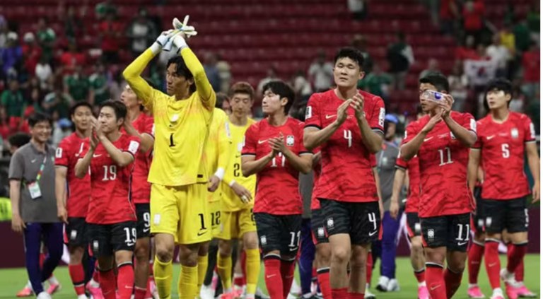 Jogadores da Coreia do Sul comemoram vitória sobre a República Tcheca (Fot