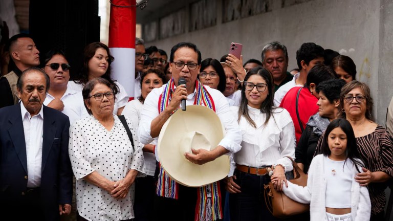 Roberto Sánchez fala a apoiadores ao lado de familiares, em Huaral, no Peru, em 7 de junho de 2026