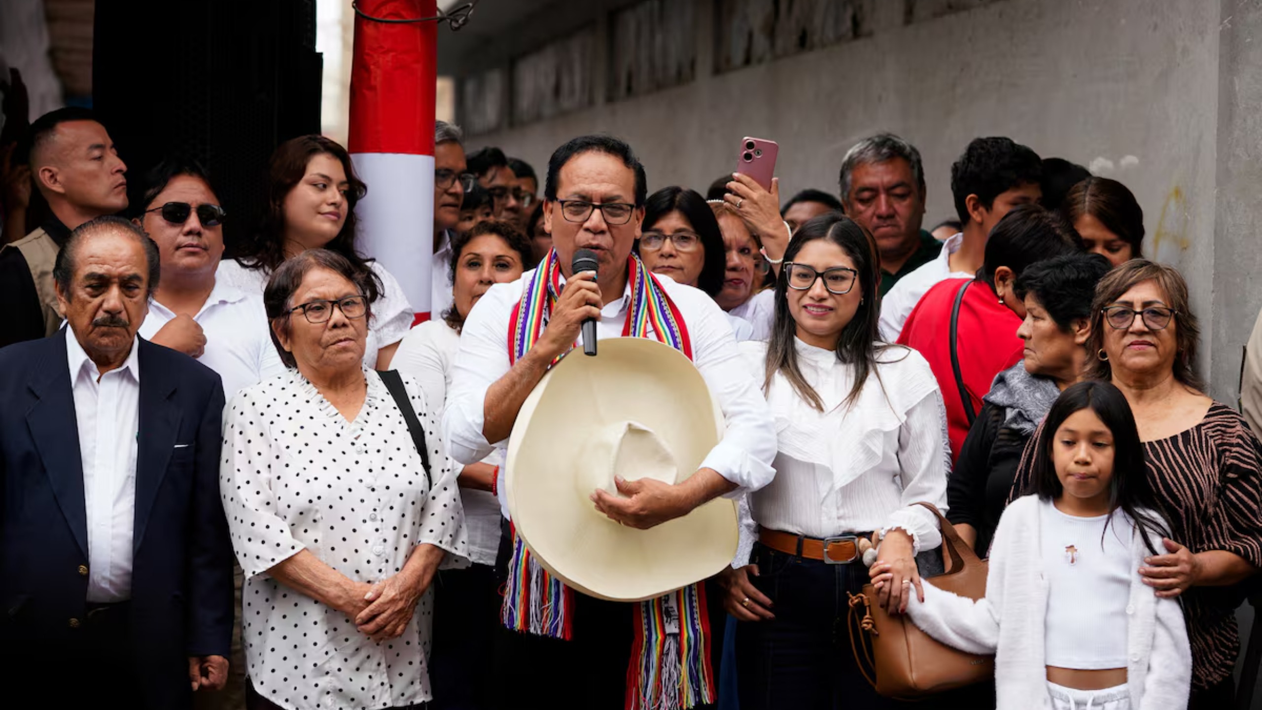 Roberto Sánchez fala a apoiadores ao lado de familiares, em Huaral, no Peru, em 7 de junho de 2026