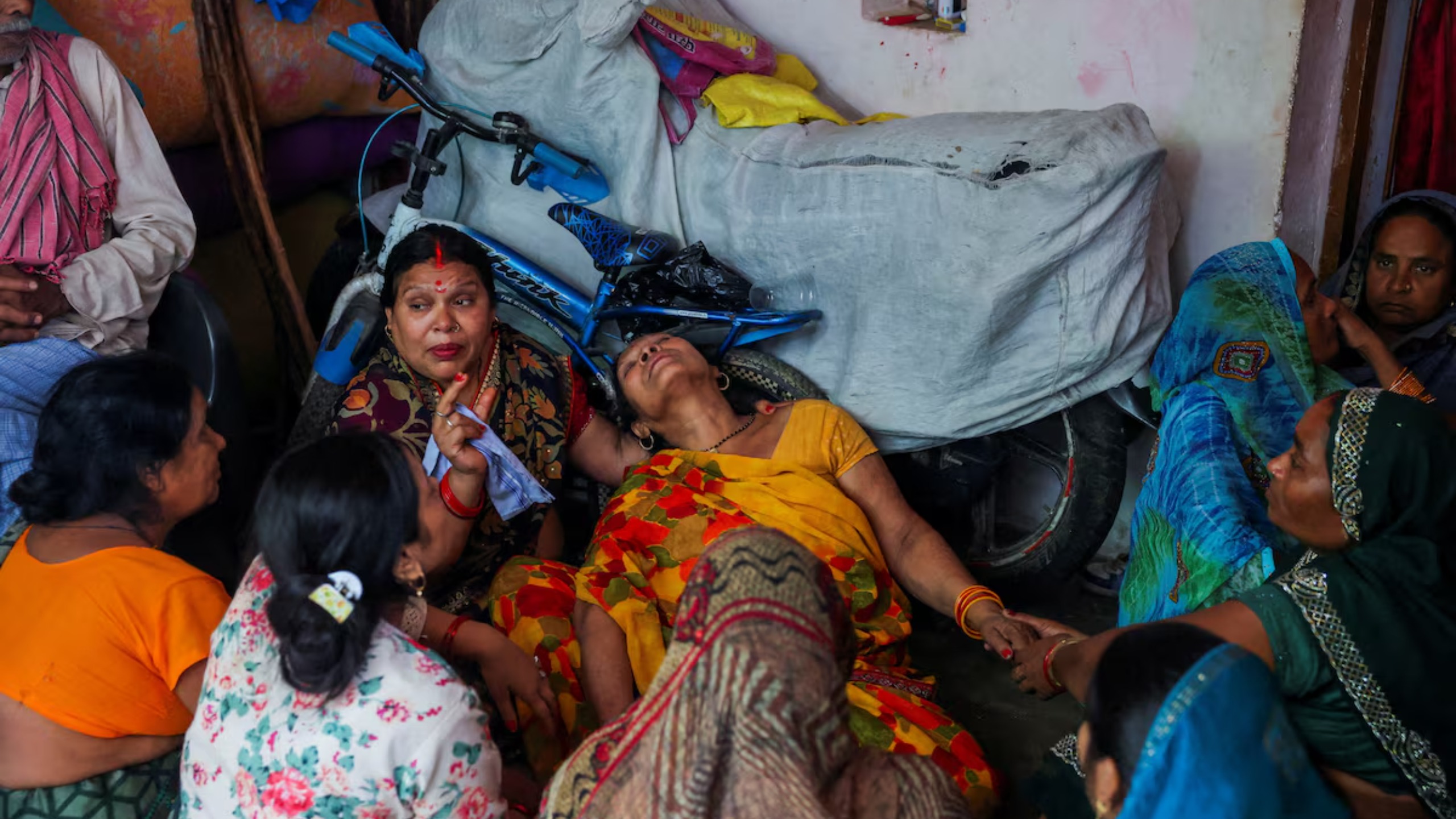Kamlawati Devi lamenta a morte do filho, o marinheiro indiano Shivanand Chaurasia, morto em um ataque dos Estados Unidos contra um petroleiro