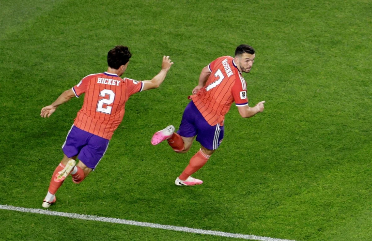 John McGinn, da Escócia, comemora o gol com Aaron Hickeyn13 de junho de 2026