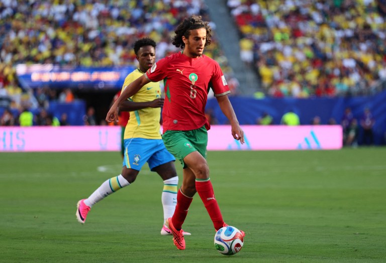 Ayyoub Bouaddi, do Marrocos, em ação com Vinicius Junior, do Brasil no Estádio New York/New Jersey, East Rutherford, New Jersey, EUA - 13 de junho de 2026