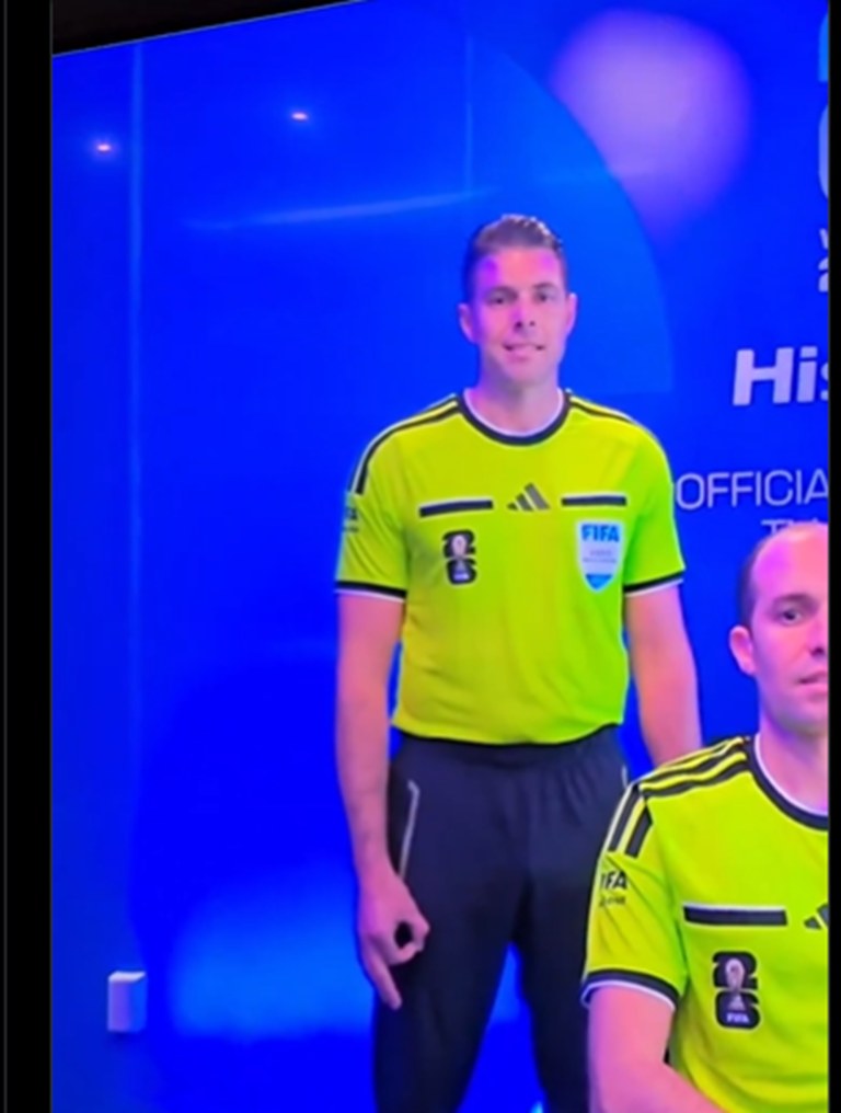 A Fifa acompanha críticas ao árbitro australiano Shaun Evans, supervisor do VAR acusado de fazer um gesto associado a supremacistas brancos