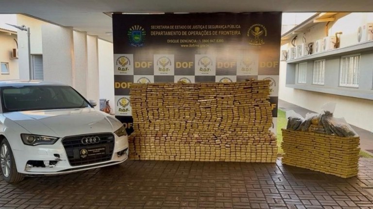 Carro e drogas apreendidos pelo Departamento de Operações de Fronteira (DOF)