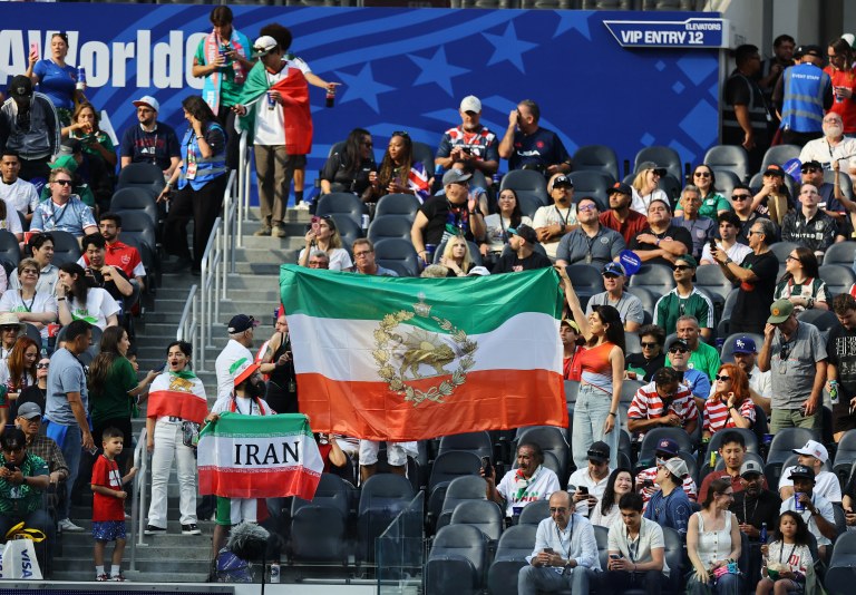 Torcedores exibem bandeira pré-revolucionária dentro do estádio - 15 de junho de 2026