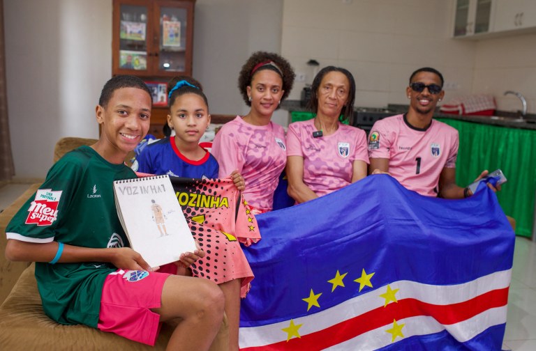 Ana Cândida Évora, mãe do goleiro Vozinha, posa para uma foto com outros membros da família em sua casa
16 de junho de 2026 REUTERS/Davidson Alves