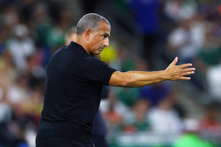 Técnico Sabri Lamouchi em jogo da Tunísia contra a Suécia -  14 de junho de 2026