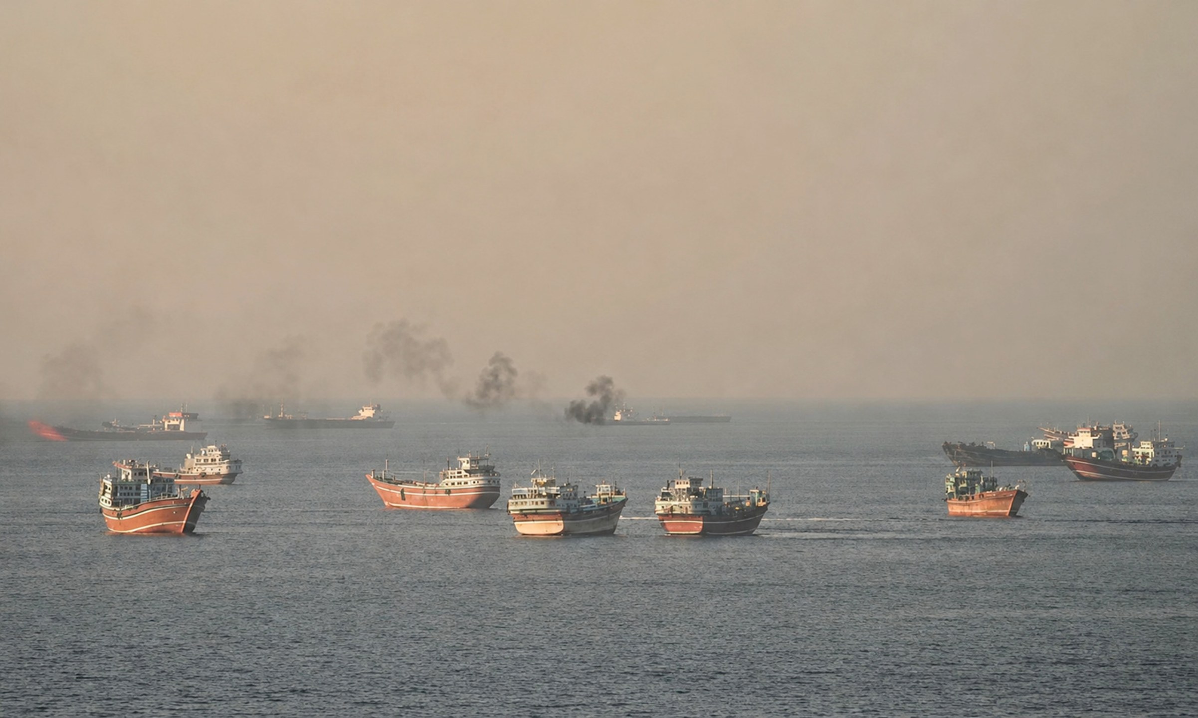 Embarcações no Estreito de Ormuz , vistas de Musandam, Omã
