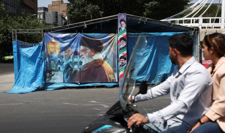 Imagem do aiatolá Khamenei em Teerã