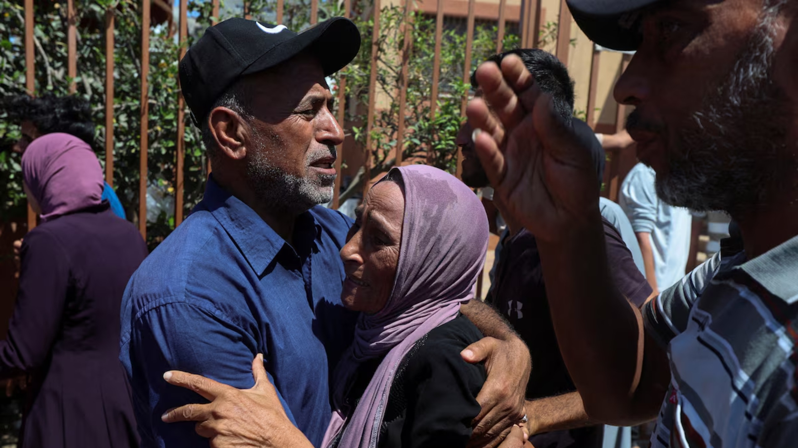 Palestinos lamentam a morte de familiares e amigos no Hospital Nasser após um ataque israelense contra uma delegacia de polícia em Khan Younis, no sul da Faixa de Gaza, em 7 de junho de 2026