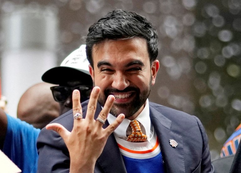 Zohran Mamdani comemora durante desfile do New York Knicks - 8 de junho de 2026