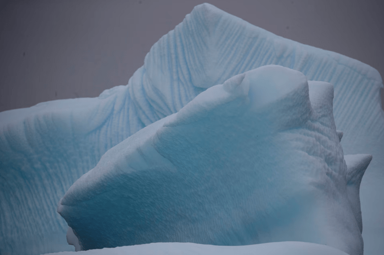 Um iceberg flutua perto da Ilha Two Hummock, na Antártica