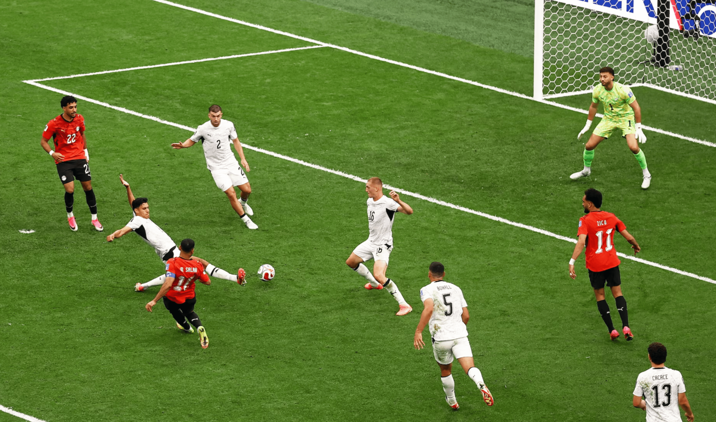 Salah toca para marcar o gol da virada