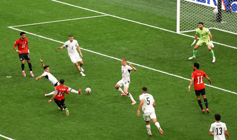 Salah toca para marcar o gol da virada