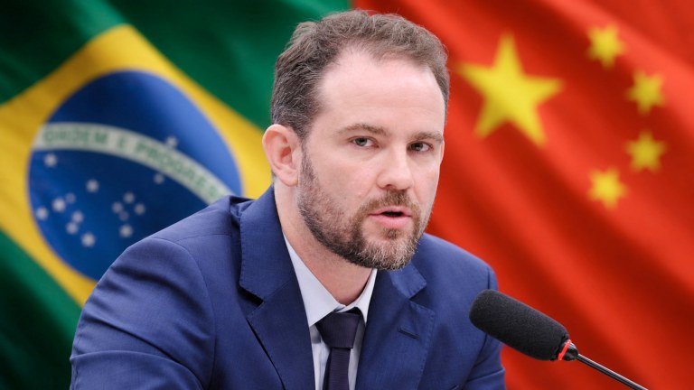 Dario Durigan, e as bandeiras do Brasil e da China