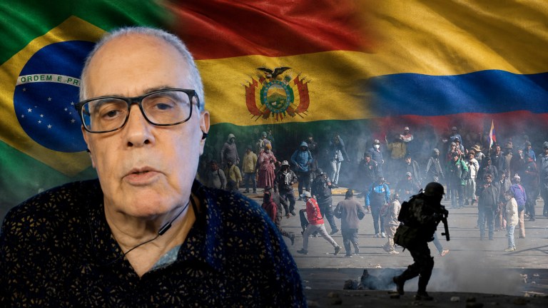 Ricardo Almeida e um protesto pedindo a renúncia do presidente  boliviano, Rodrigo Paz, de direita. Ao fundo (esq. para dir), estão as bandeiras do Brasil, da Bolívia e da Colômbia