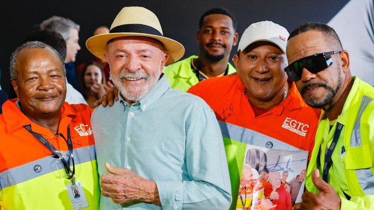 Lula com trabalhadores durante visita a trecho reformado da BR-116 (Via Dutra)