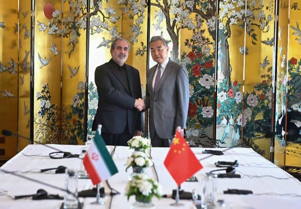 Qadir Nizamipour e Wang Yi
