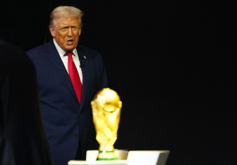 Presidente dos EUA, Donald Trump, ao lado do troféu da Copa do Mundo em Washington