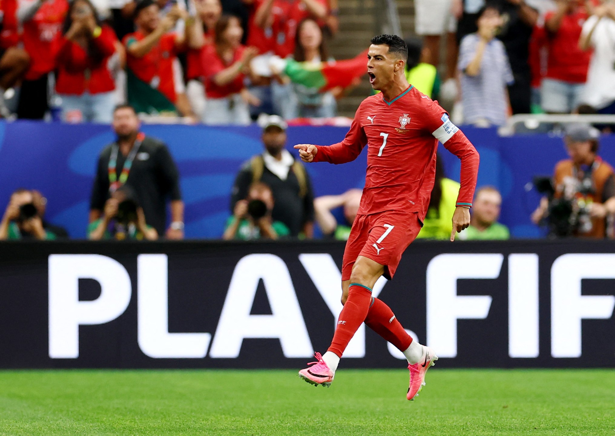 Cristiano Ronaldo comemora gol marcada pela seleção de Portugal contra o Uzbequistão pela Copa do Mundo de 2026
23 de junho de 2026 REUTERS/Phil Noble