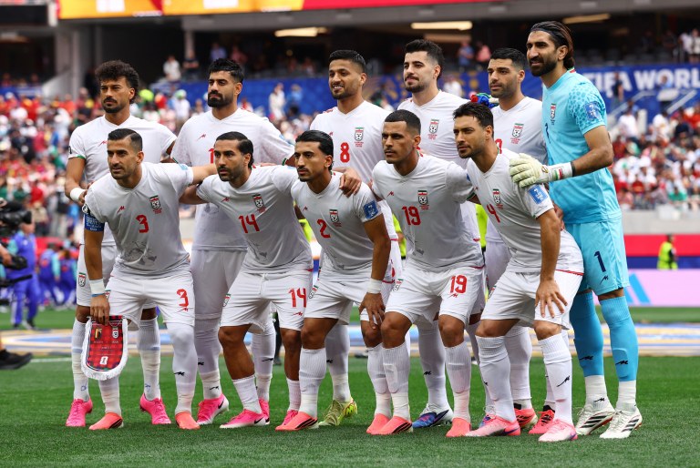 Jogadores do Irã posam para uma foto em grupo antes da partida Bélgica x Irã no Los Angeles Stadium, Inglewood, Califórnia, EUA  - 21 de junho de 2026