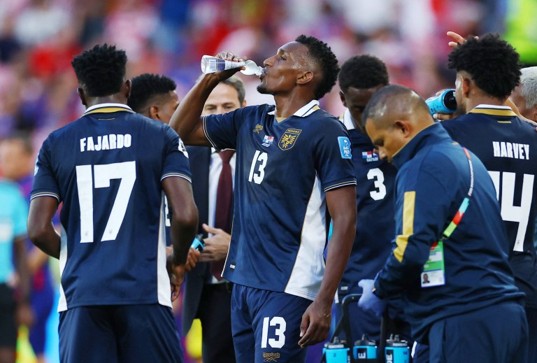 Jogadores do Panamá  durante intervalo para hidratação contra a Croácia - 23 de junho de 2026