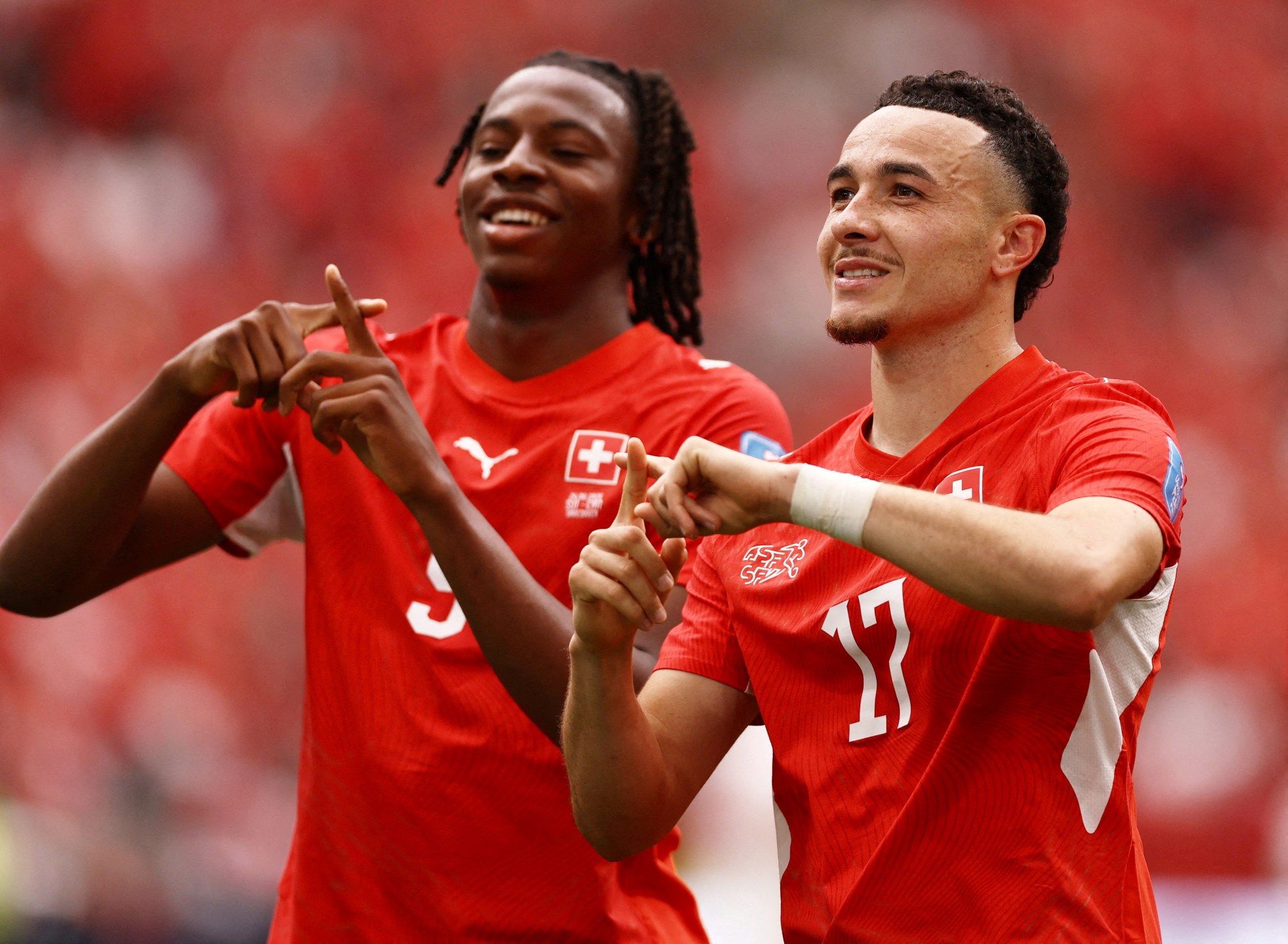 Rubén Vargas comemora ao marcar o primeiro gol da Suíça ao lado de Johan Manzambi
24 de junho de 2026