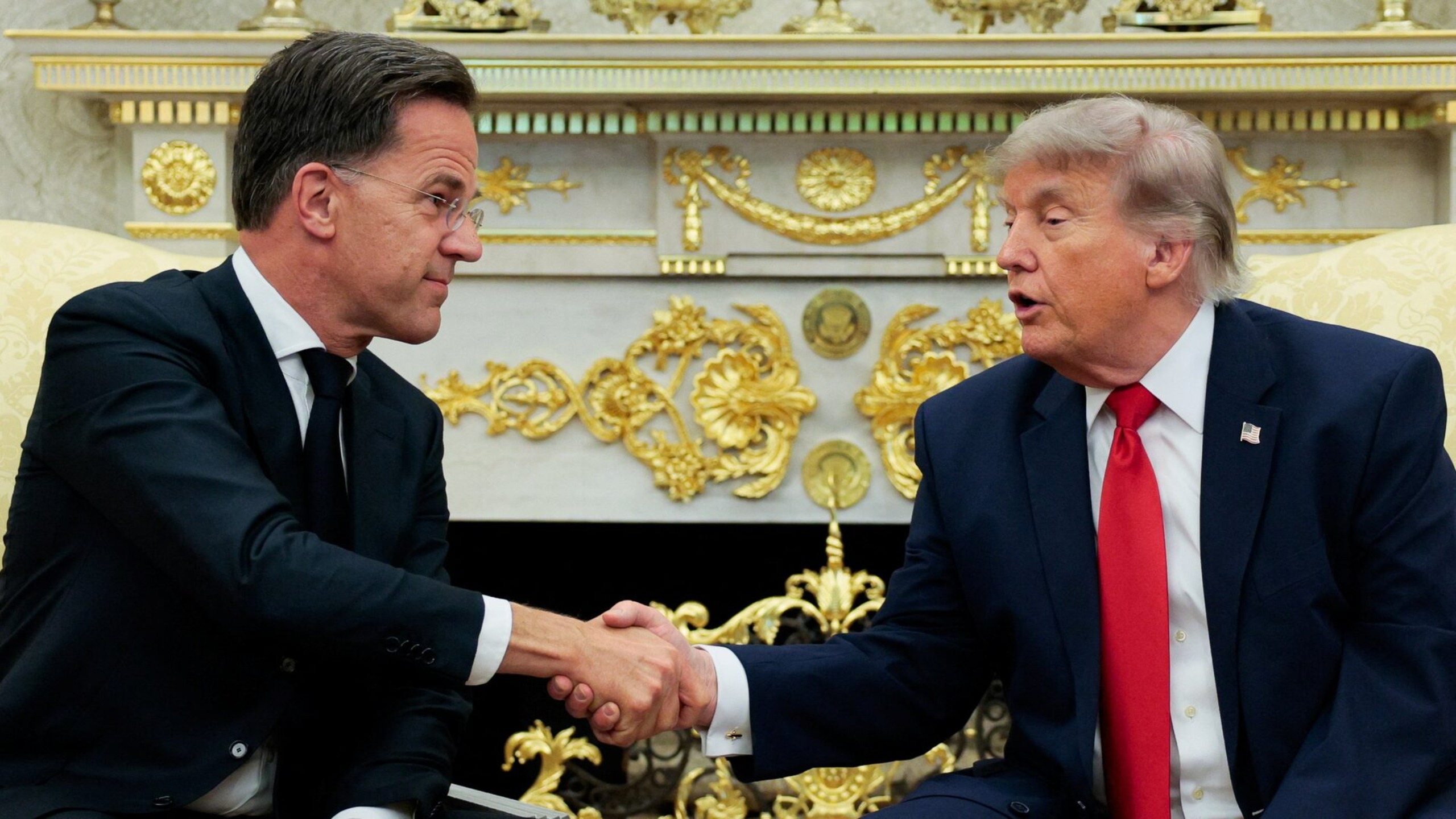 O presidente dos Estados Unidos, Donald Trump, aperta a mão do secretário-geral da Otan, Mark Rutte, durante uma reunião no Salão Oval da Casa Branca, em Washington, D.C., Estados Unidos, em 24 de junho de 2026