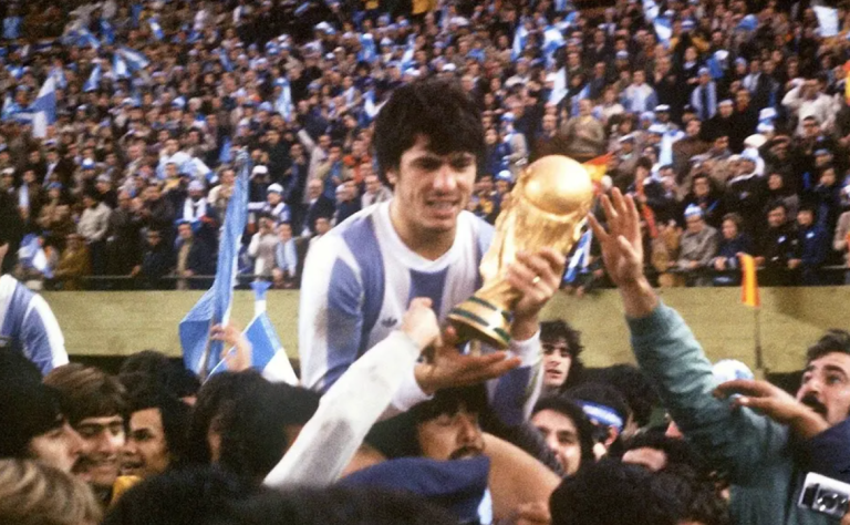 Argentina celebra com a taça da Copa do Mundo após liderar a Argentina na conquista de seu primeiro título mundial, em 1978.