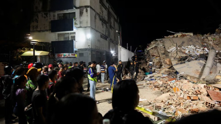 Escombros após terremoto na Venezuela