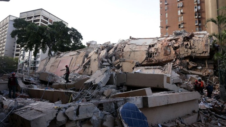 Escombros após terremoto na Venezuela
