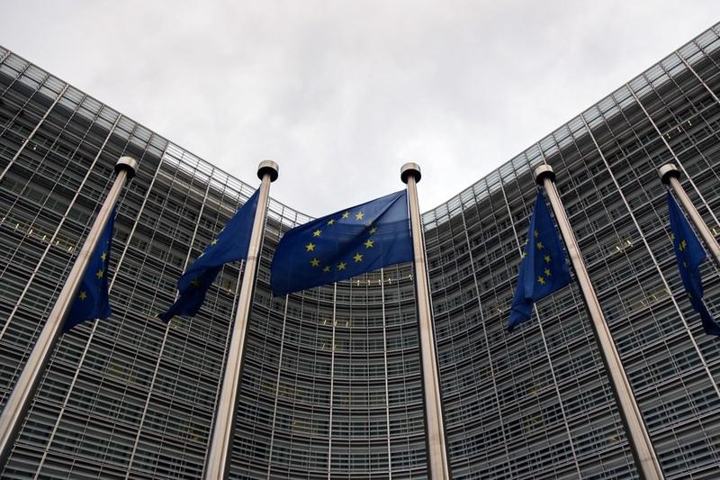 Bandeiras da União Europeia são vistas em frente à Comissão Europeia, em Bruxelas, Bélgica.