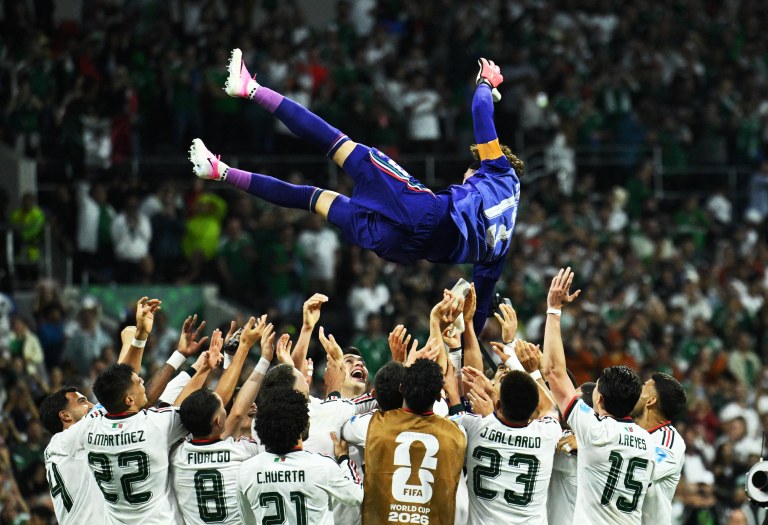 Jogadores do México levantam Guillermo Ochoa no ar para comemorar sua primeira participação em sua sexta Copa do Mundo no jogo contra a República Tcheca no Estádio Azteca, Cidade do México, México, em 24 de junho de 2026